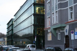 Immeuble d'une assurance avec un immeuble ancien au premier plan - Versicherung Gebäude und alt Architektur